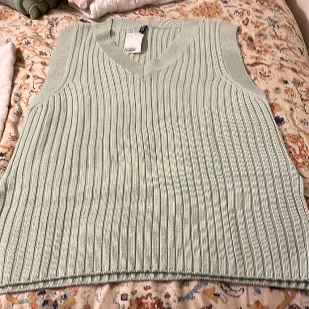 New with tags H&M sweater vest